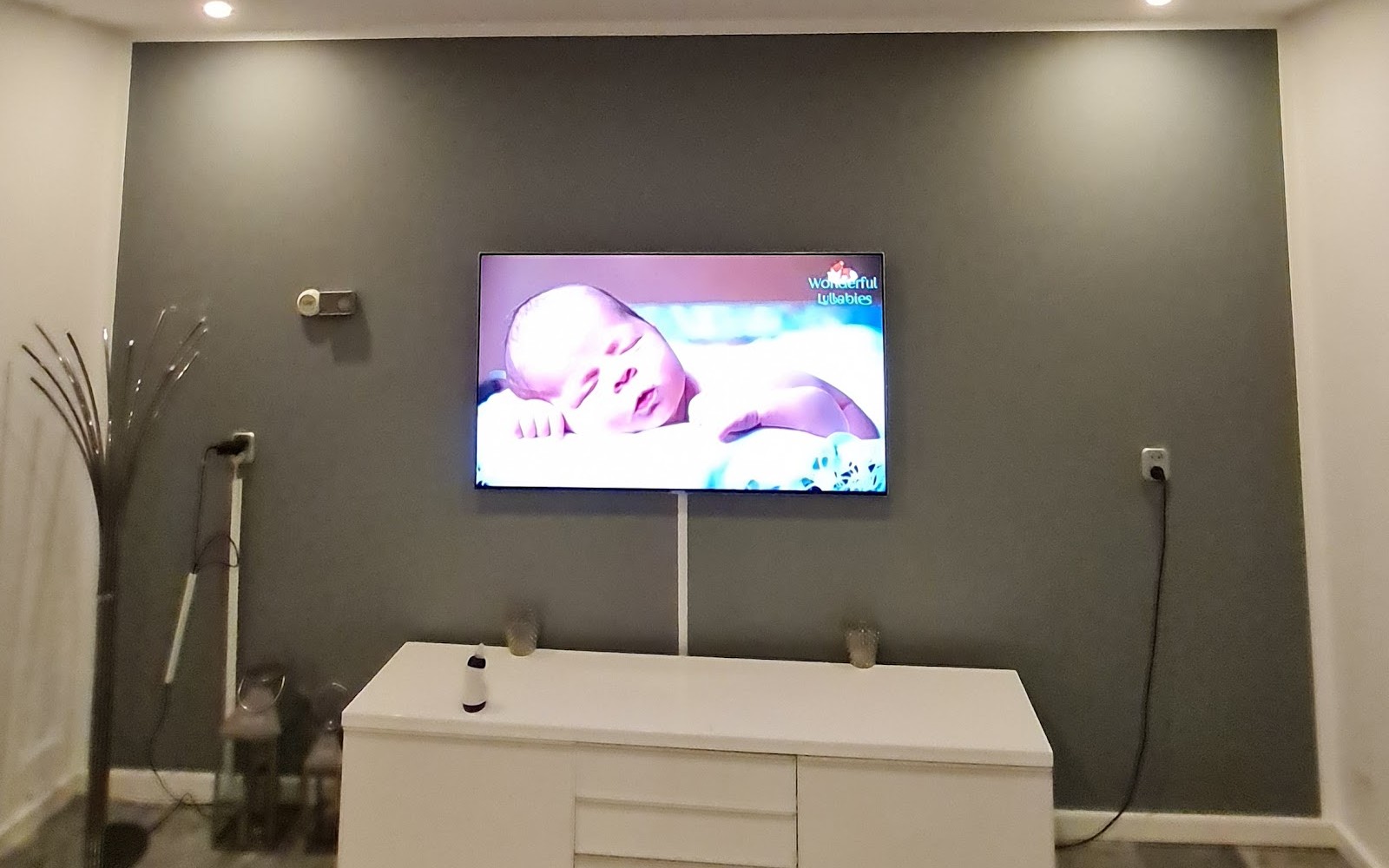 Afgewerkte woonkamer met grijze tv-wand