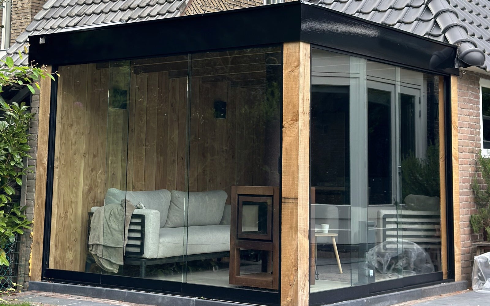 Afgewerkte glazen tuinkamer met houten staanders