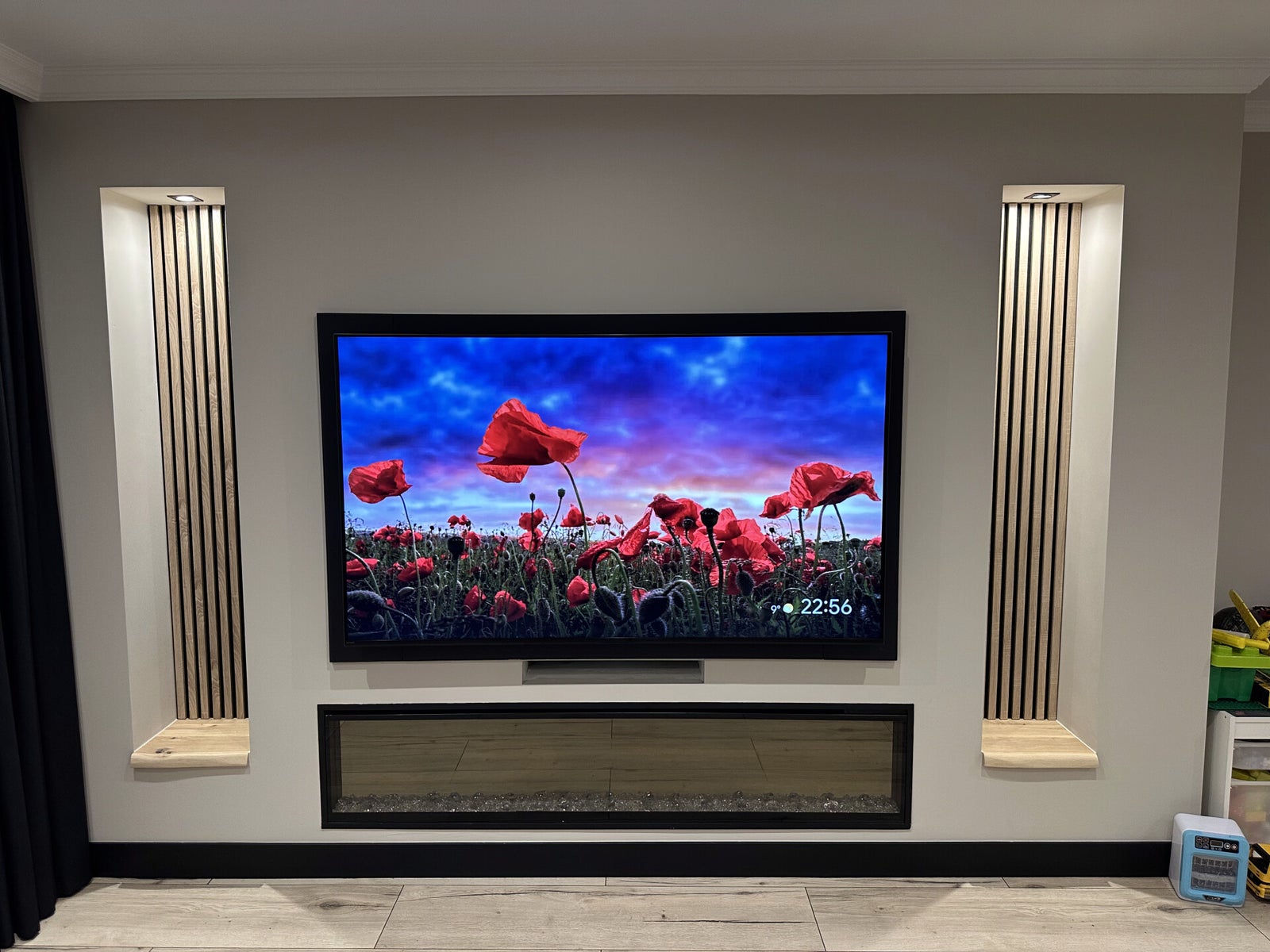 Tv-wand met lamellen nissen en inbouwhaard